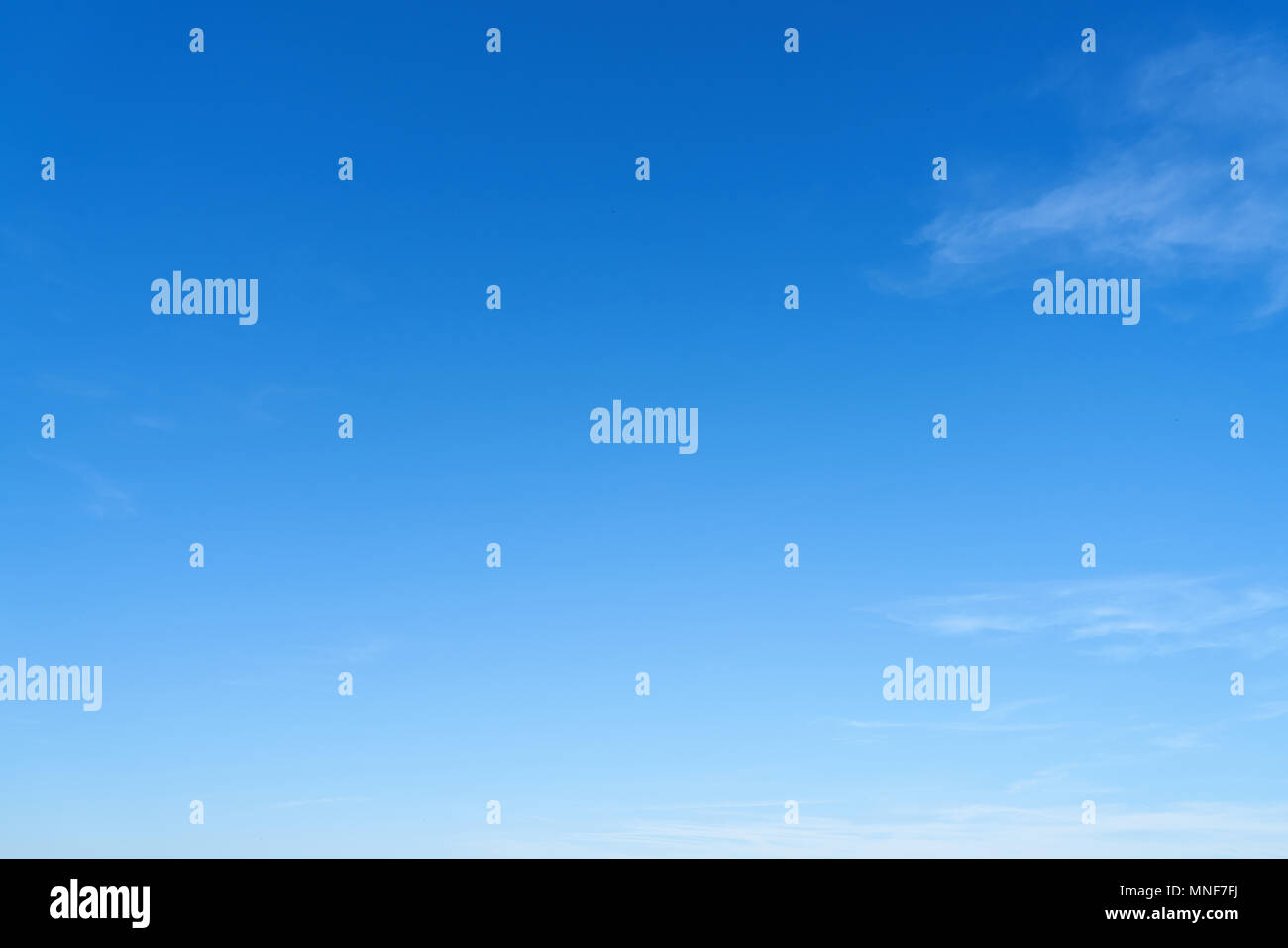 Vuoto azzurro cielo come un meteo sfondo con pochi luminoso bianco delle nuvole Foto Stock