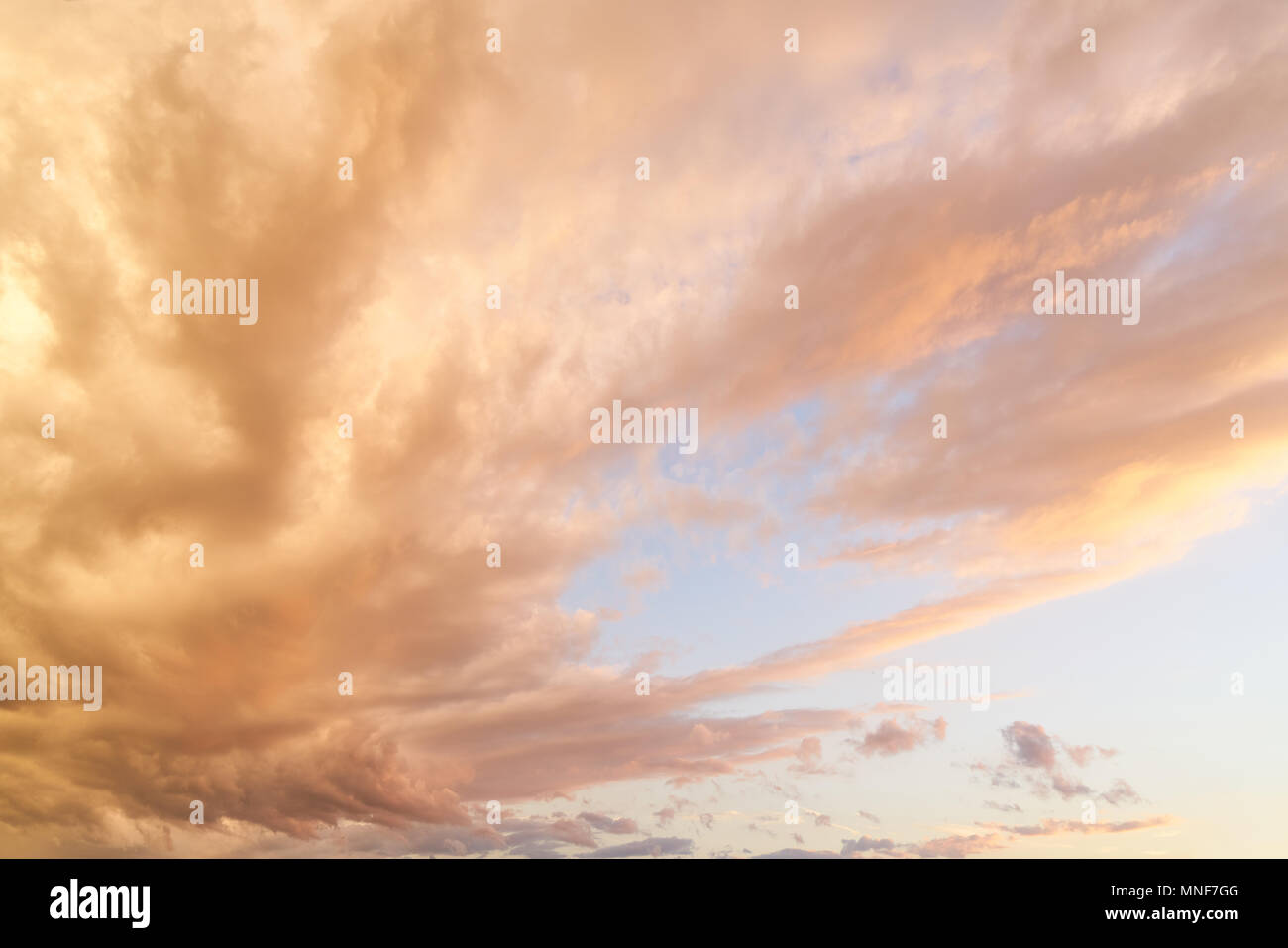 Reddish nuvole nel cielo di sera poco prima del tramonto Foto Stock
