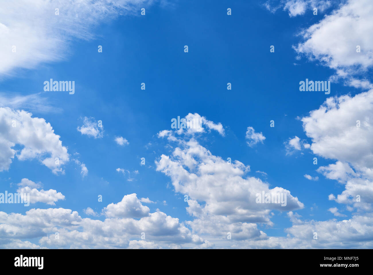 Idilliaco blu cielo con alcune nuvole bianche Foto Stock