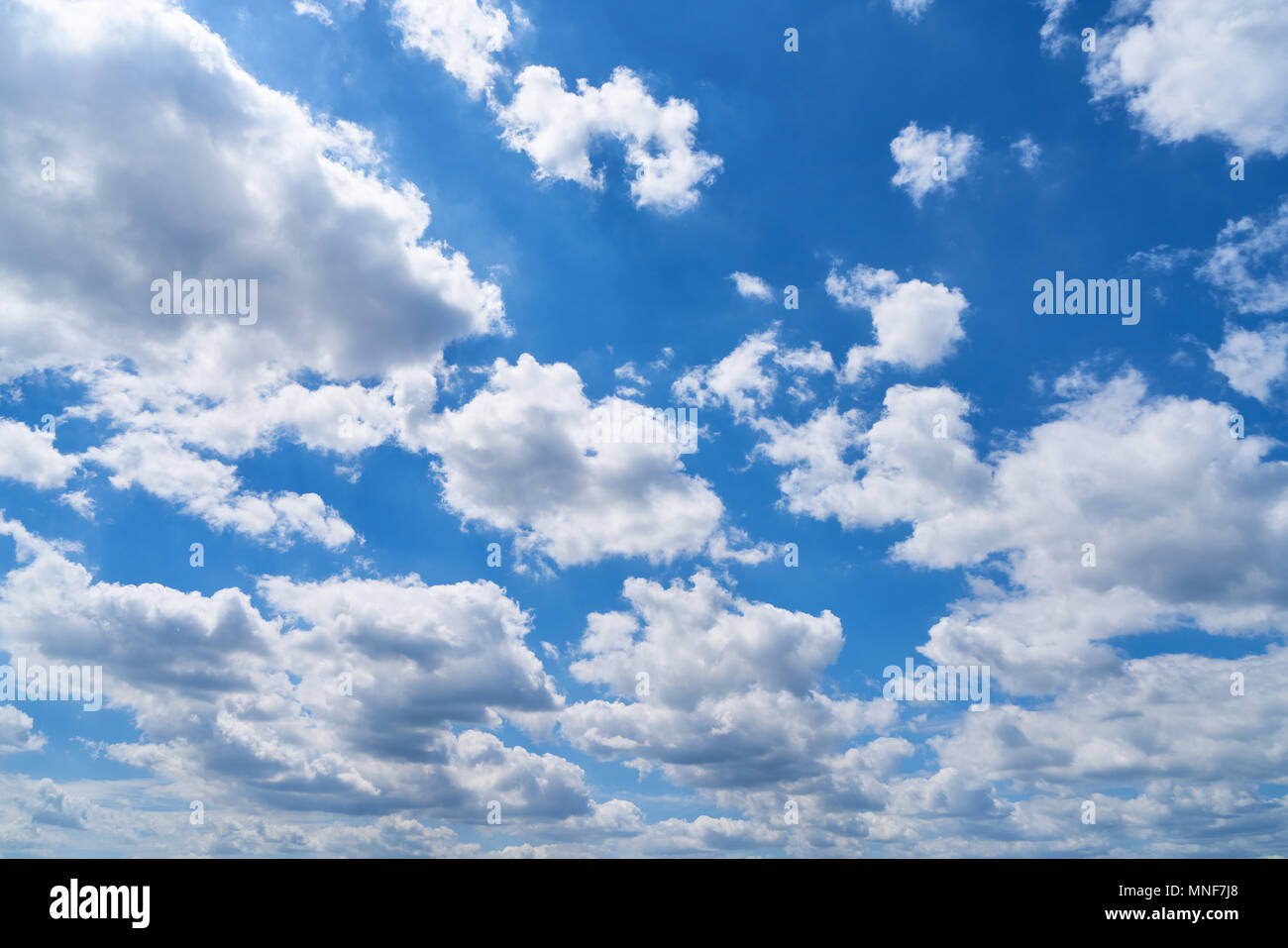Blu cielo con molte nuvole bianche nel giorno Foto Stock