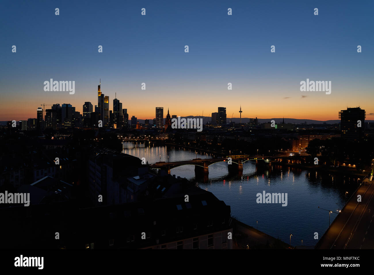 Illuminata skyline di Francoforte am Main la sera dopo il tramonto Foto Stock