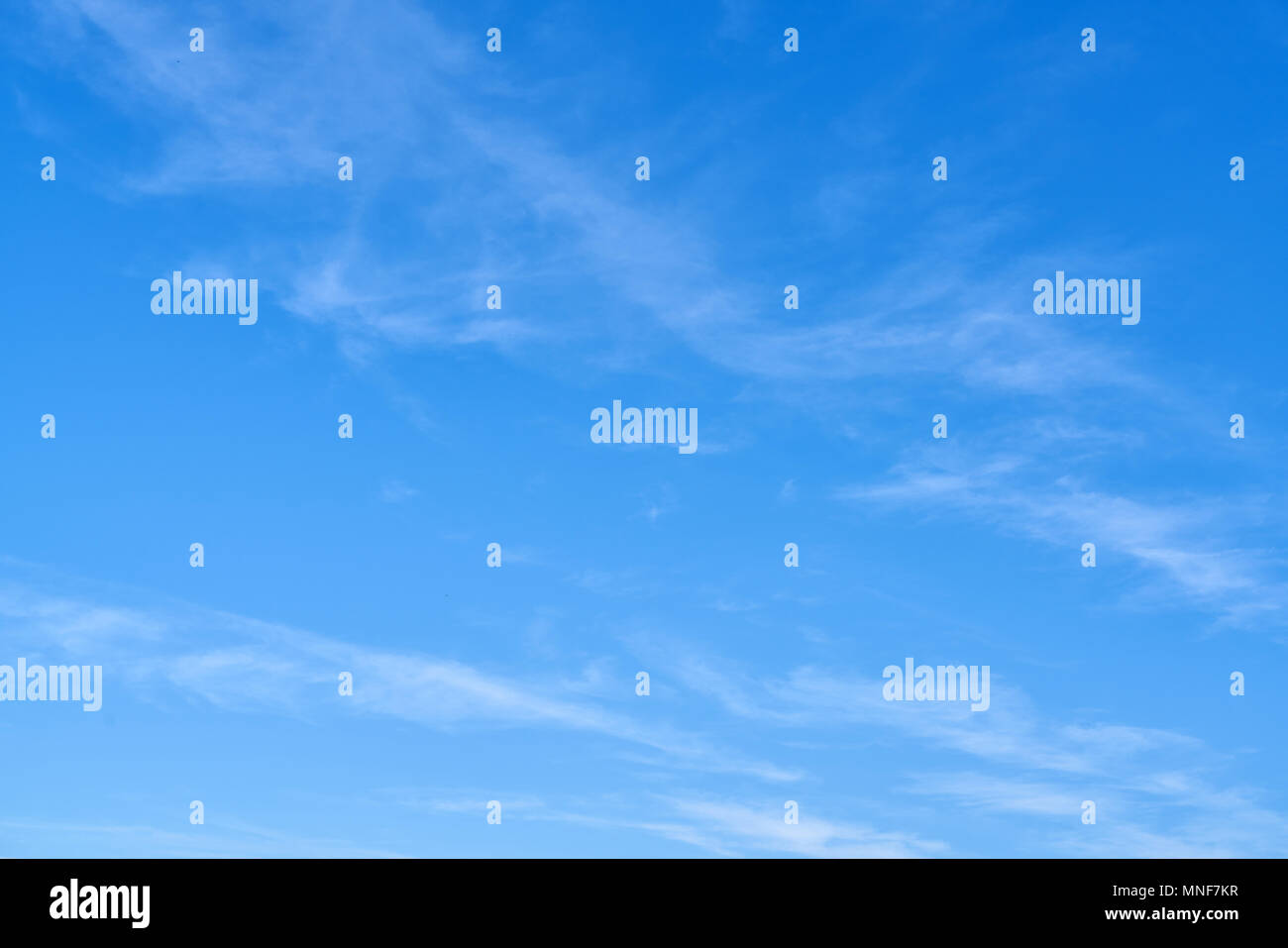 Cielo blu come sfondo con poche nuvole bianche Foto Stock