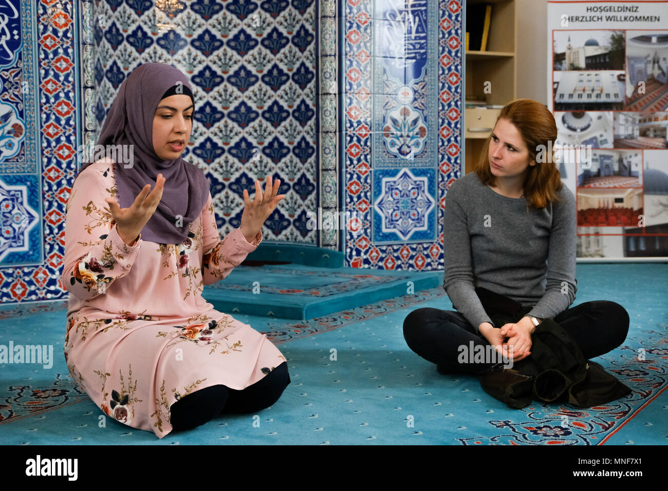 Musulmani e donna cristiana nella finestra di dialogo. Visitatori durante un tour guidato della islamico DITIB Moschea centrale di Muenster durante il 101th tedesco chiesa cattolica Congresso su 10 Maggio 2018 a Muenster, Germania Foto Stock