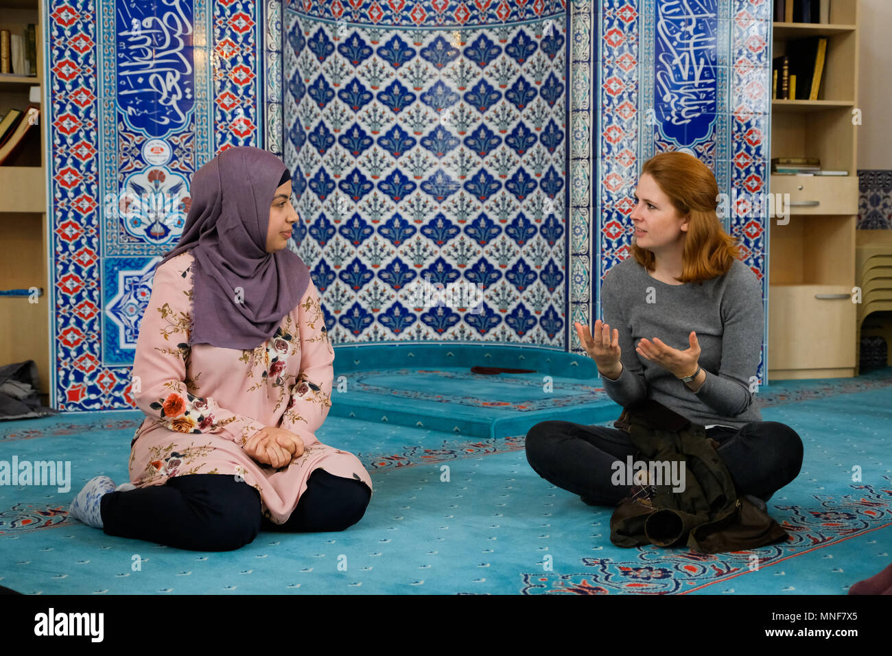Musulmani e donna cristiana nella finestra di dialogo. Visitatori durante un tour guidato della islamico DITIB Moschea centrale di Muenster durante il 101th tedesco chiesa cattolica Congresso su 10 Maggio 2018 a Muenster, Germania Foto Stock