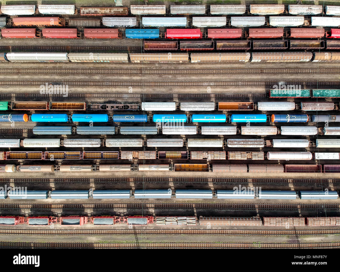 Vista aerea di treni colorati su una stazione Foto Stock