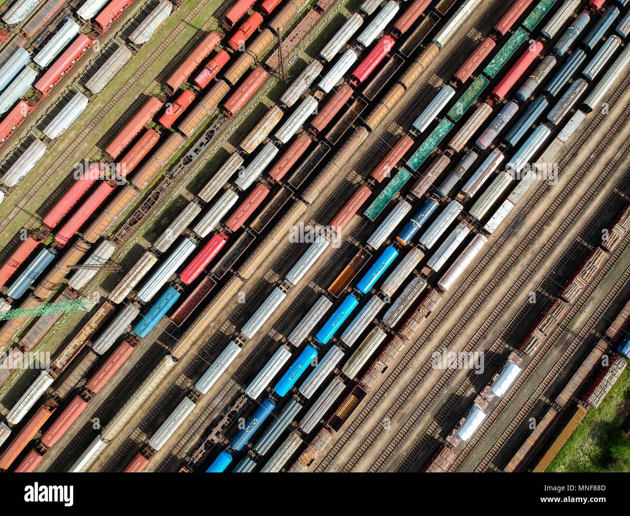 Vista aerea di treni colorati su una stazione Foto Stock