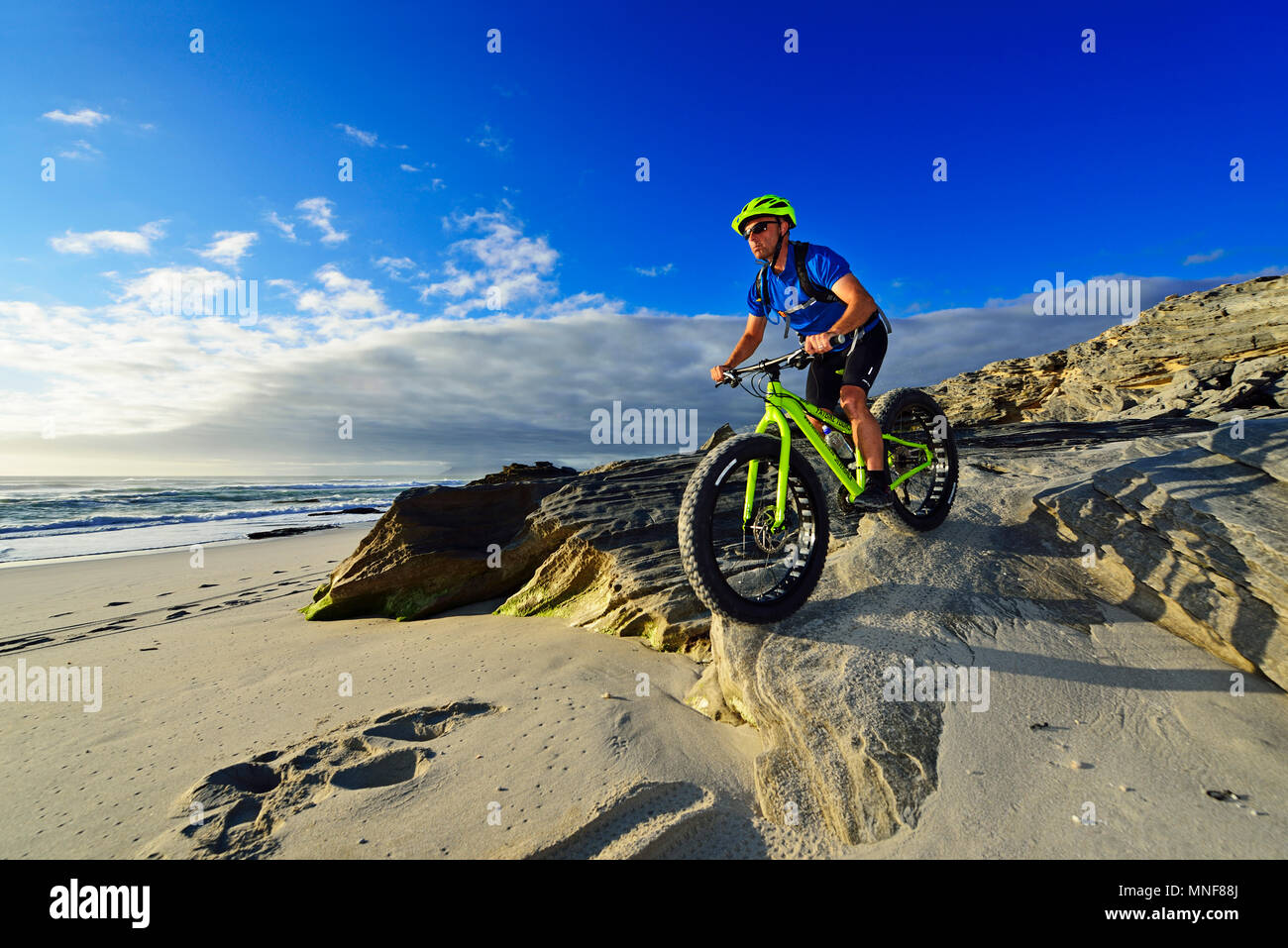 Mountain biker con grasso di moto sulla spiaggia, tour in bici a morire Plaat Beach, riserva, De Kelders, Gansbaai, Western Cape Foto Stock