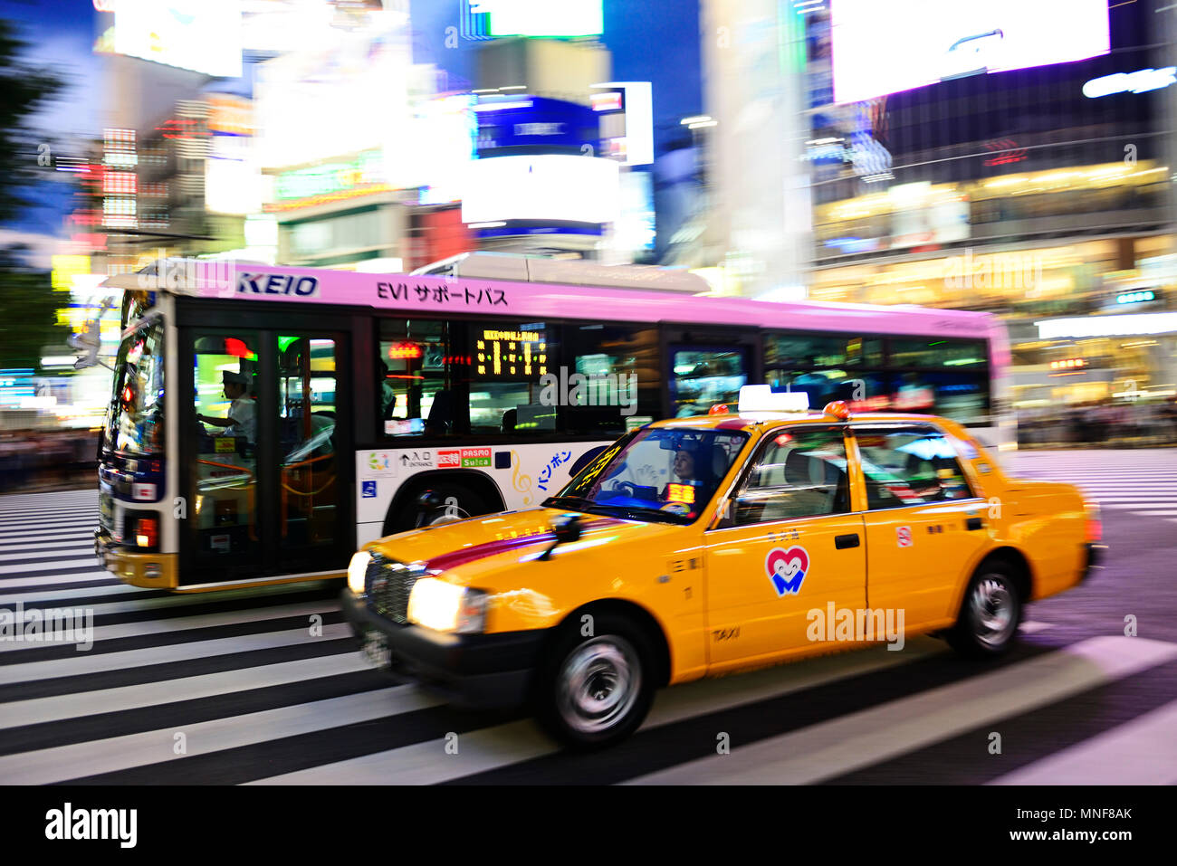 Infrastruttura, Traffico, Yellow taxi e bus sul Dori-Street Meiji, Shibuja Crossing, Tokyo, Giappone Foto Stock