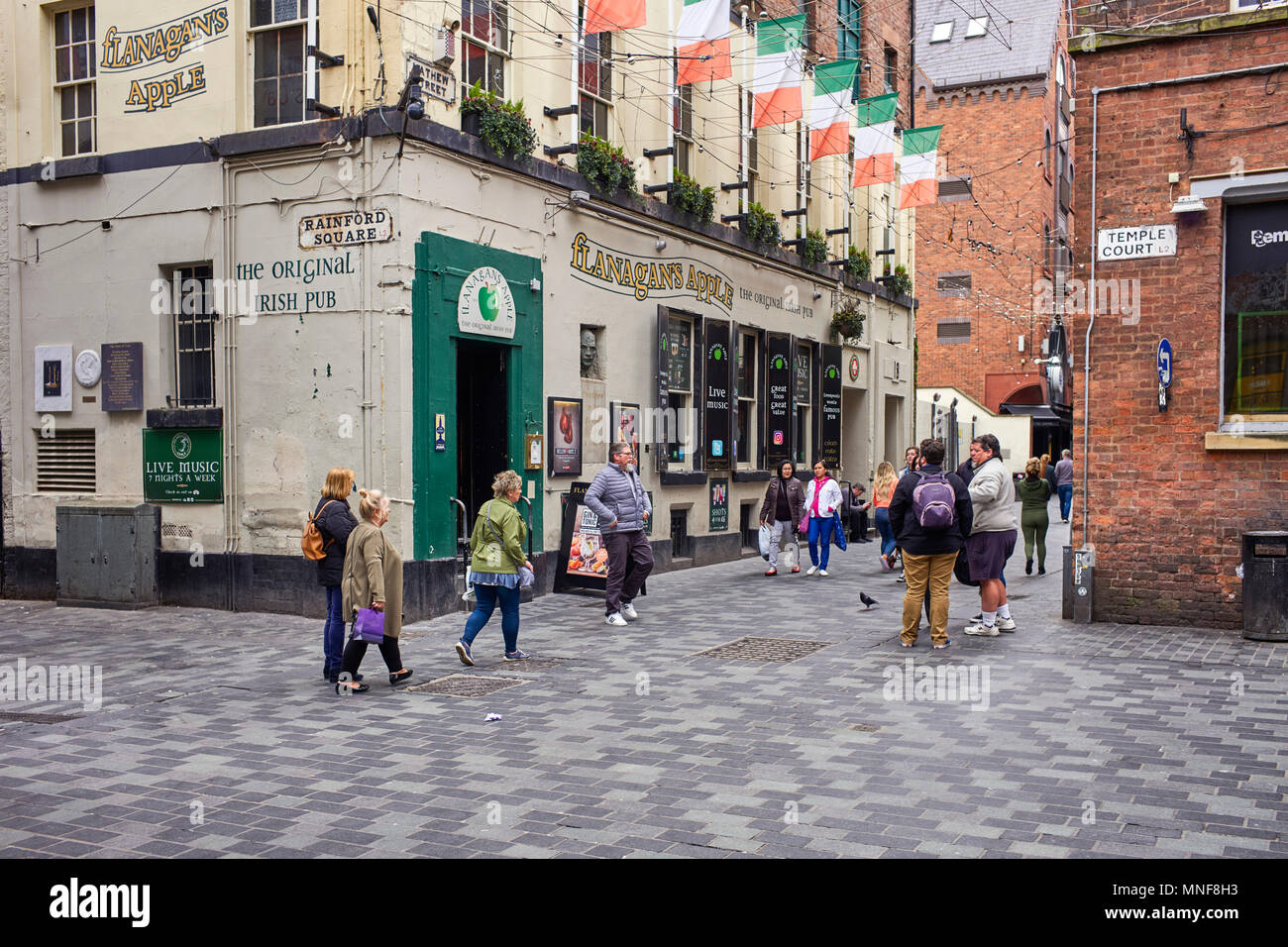Turisti al di fuori di Flanagan's Apple al pub Irlandese in Matthew Street, Liverpool Foto Stock