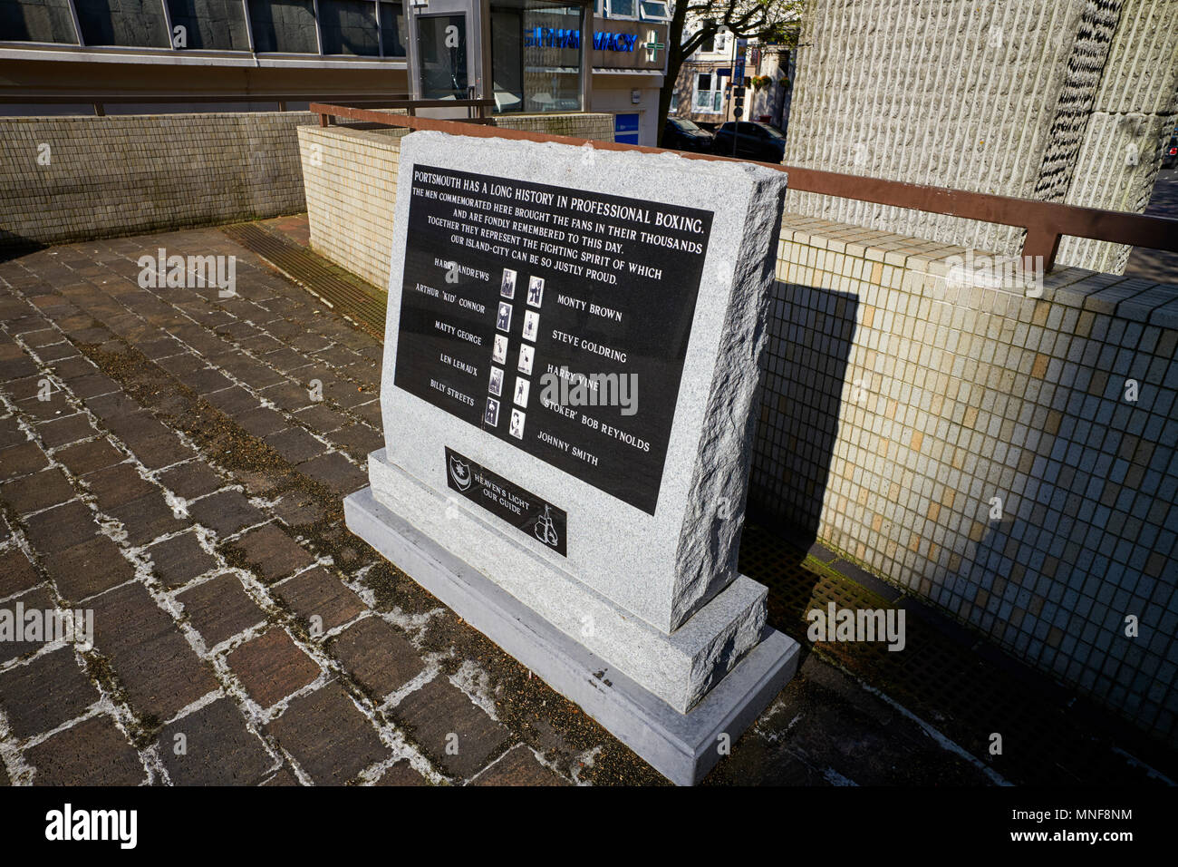 Monumento di pietra per i boxer professionale dalla città di Portsmouth, Hampshire, Regno Unito Foto Stock