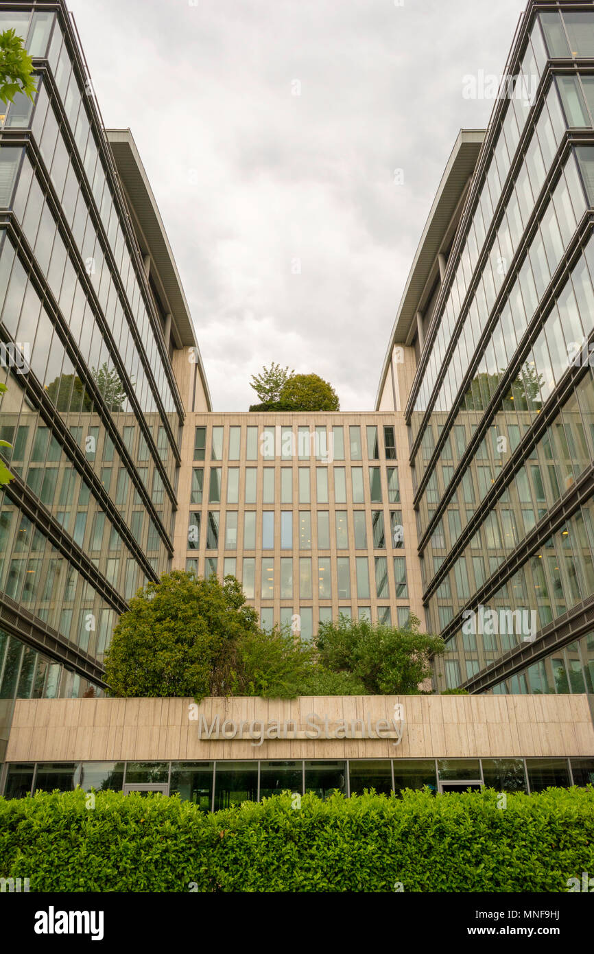 BUDAPEST, Ungheria - 17 Maggio 2018: Morgan Stanley segno sulla facciata di un edificio per uffici. Morgan Stanley è una società americana che fornisce servizi bancari e inv Foto Stock
