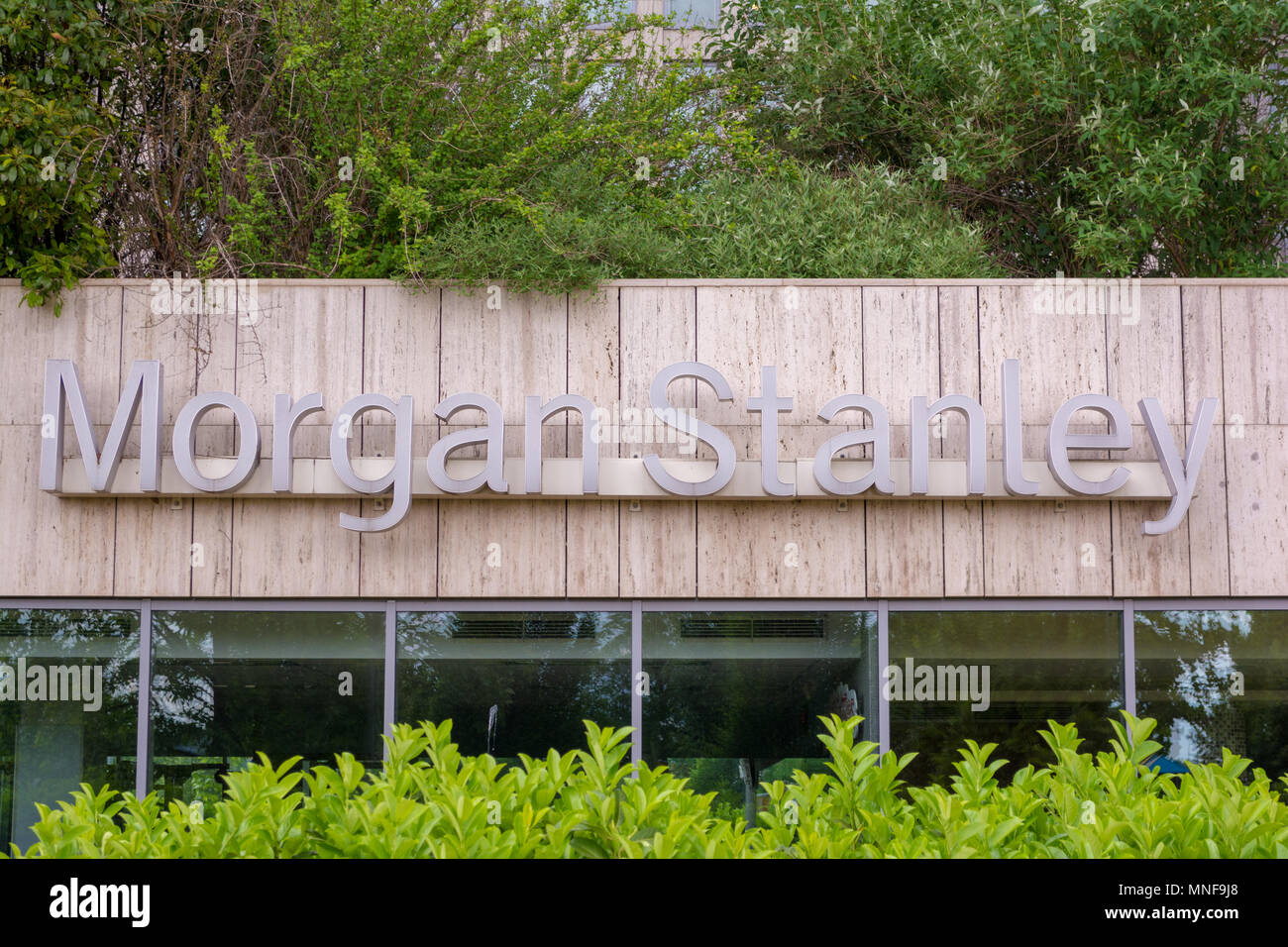 BUDAPEST, Ungheria - 17 Maggio 2018: Morgan Stanley segno sulla facciata di un edificio per uffici. Morgan Stanley è una società americana che fornisce servizi bancari e inv Foto Stock