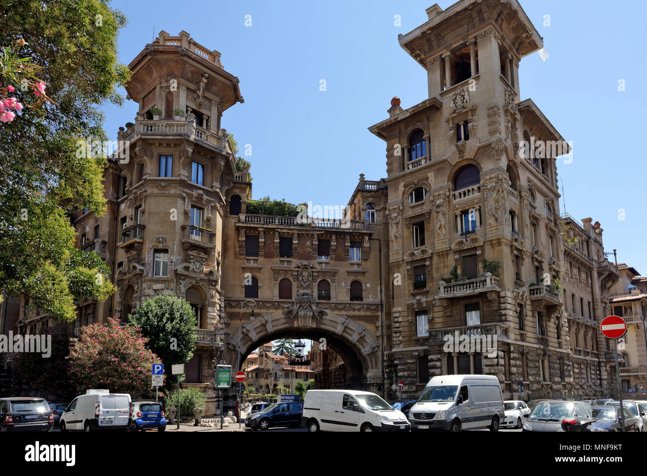 La fiaba come ingresso ad arco per il quartiere di Roma conosciuto come il quartiere Coppede, Italia. L'architetto e scultore Gino Coppede (1886-1927) w Foto Stock