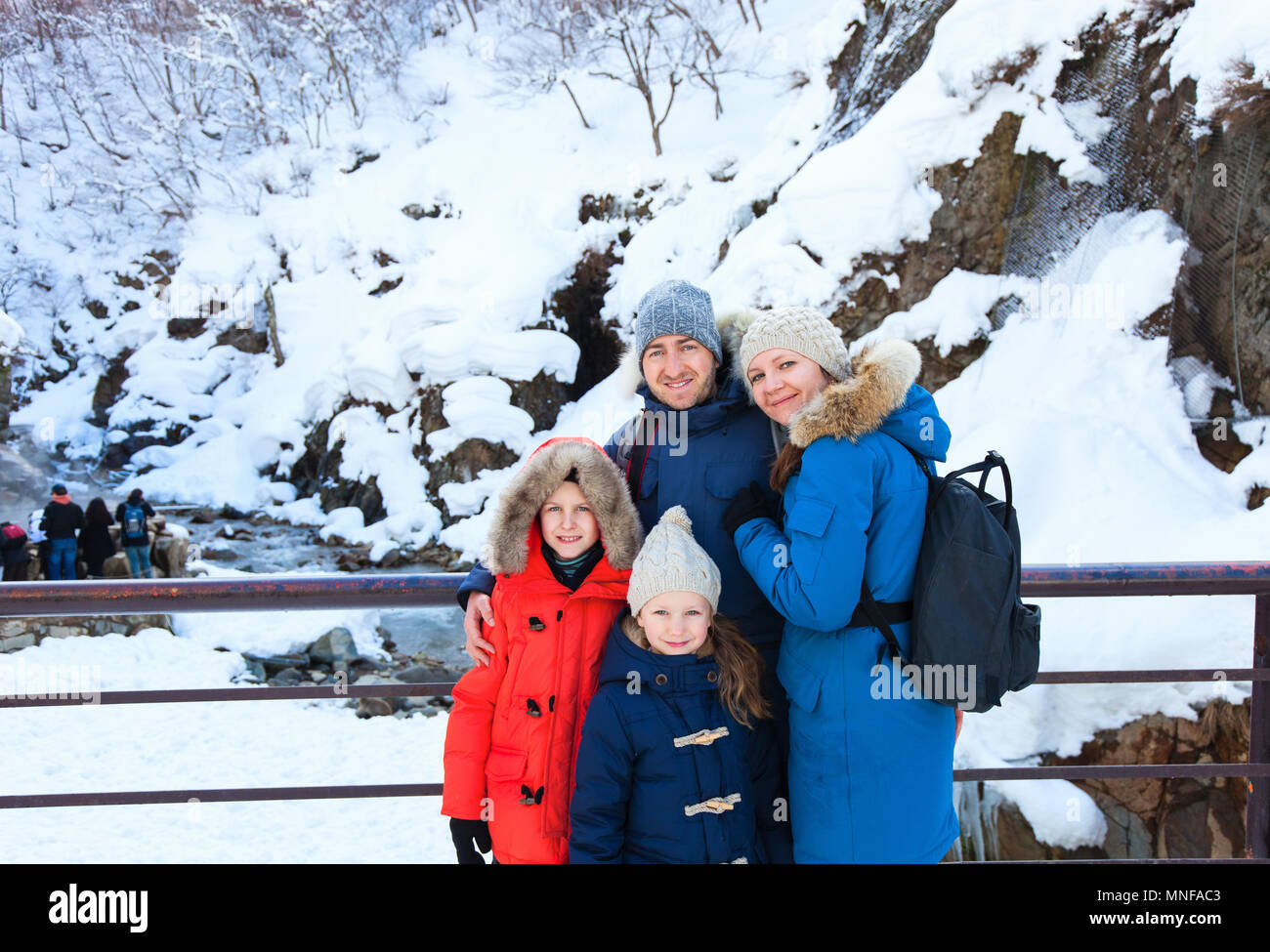 Bella famiglia con bambini all'aperto su una giornata invernale Foto Stock