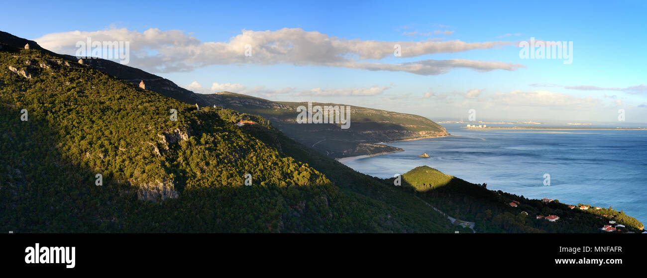 Arrabida mountain range (Serra da Arrabida). Parco Naturale Arrábida, Portogallo Foto Stock