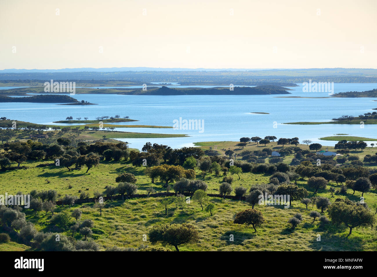 Diga di Alqueva, il più grande lago artificiale in Europa occidentale. Alentejo, Portogallo Foto Stock