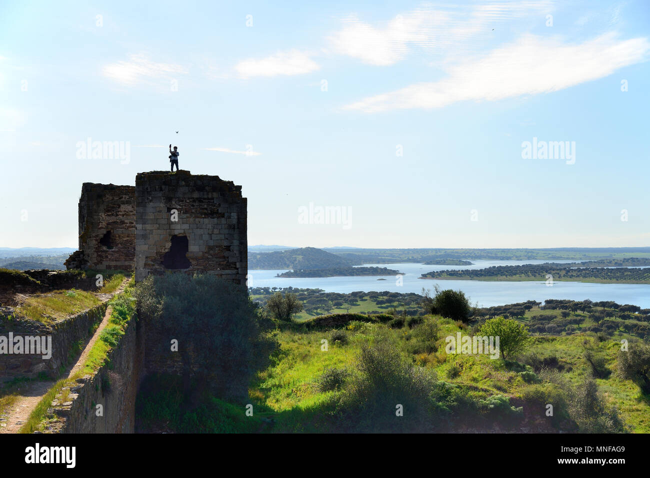 Le mura del castello di Mourao. Sullo sfondo la diga di Alqueva, il più grande lago artificiale in Europa occidentale. Alentejo, Portogallo Foto Stock