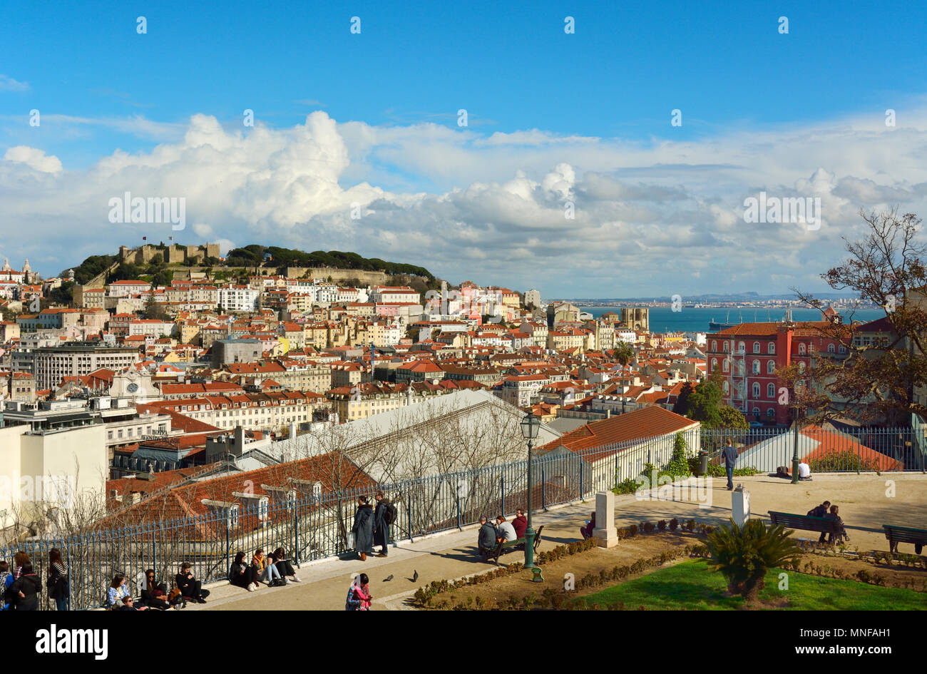 Sao Pedro de Alcantara belvedere, uno dei migliori punti di vista della vecchia città di Lisbona. Portogallo Foto Stock