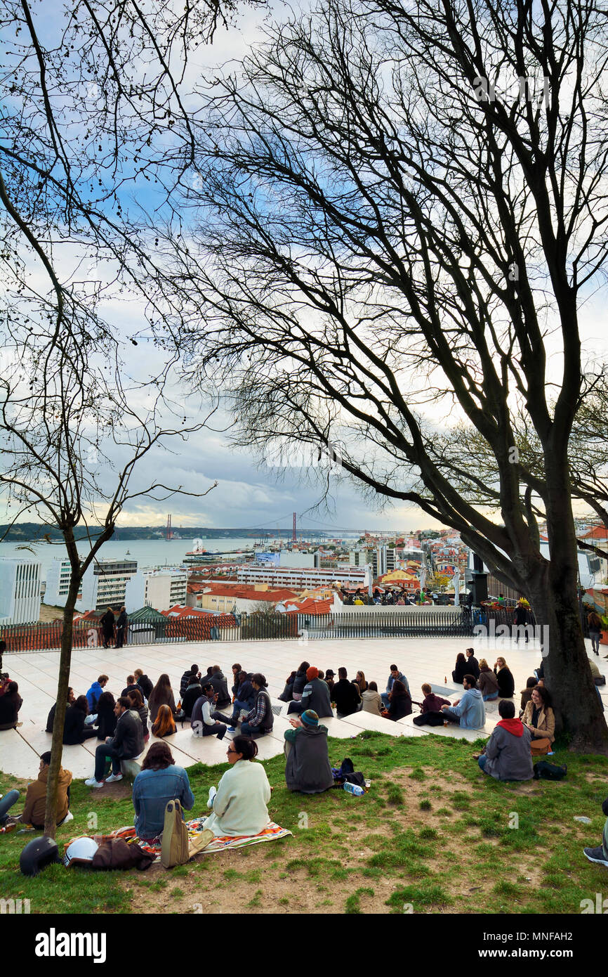 Santa Catarina, belvedere che si affaccia sul fiume Tago, una domenica pomeriggio. Lisbona, Portogallo Foto Stock