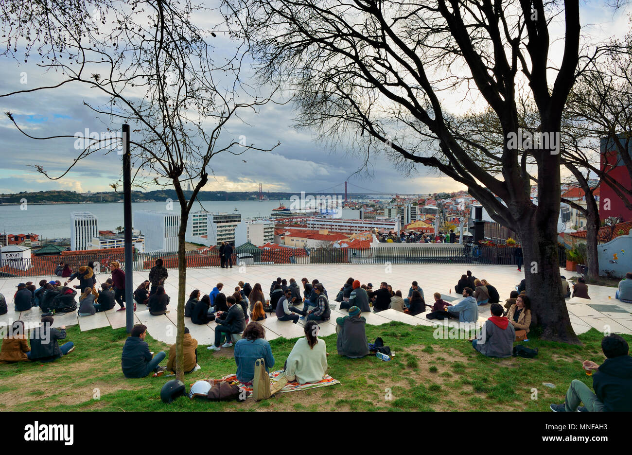 Santa Catarina, belvedere che si affaccia sul fiume Tago, una domenica pomeriggio. Lisbona, Portogallo Foto Stock