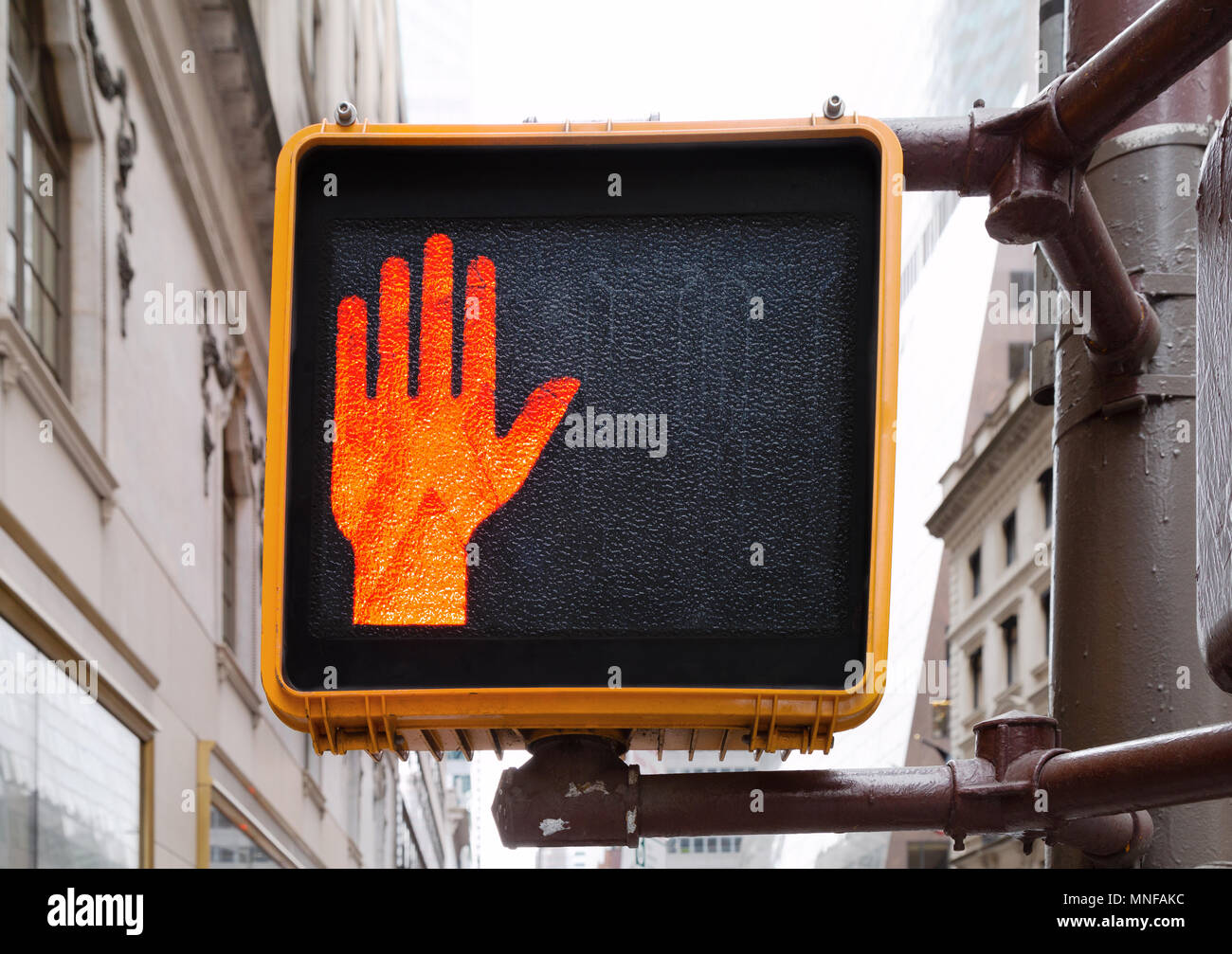 Dont camminare mano rossa segno a un attraversamento pedonale, New York, Stati Uniti d'America Foto Stock