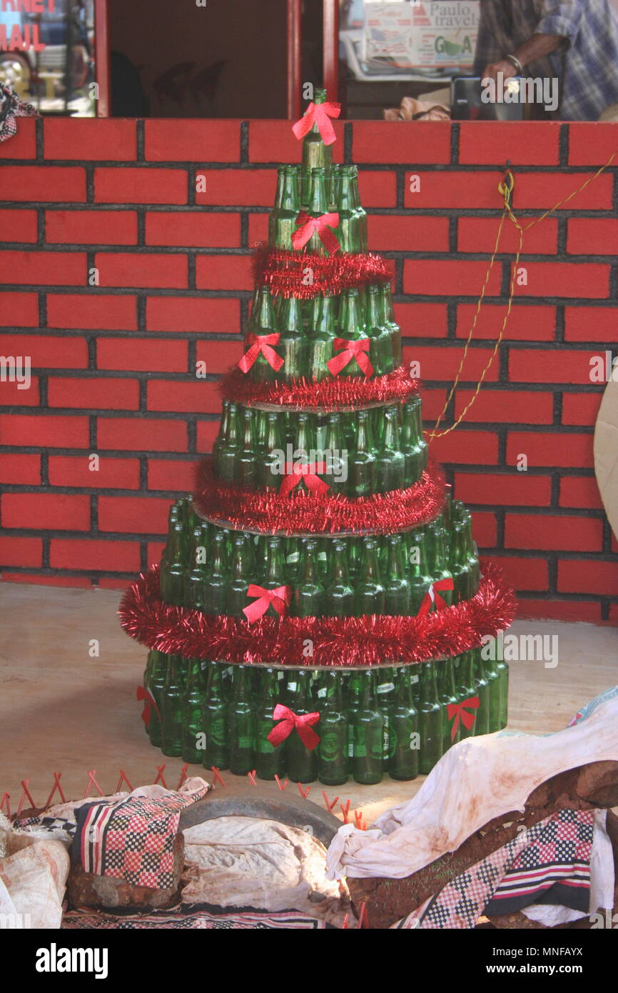 Albero di Natale fatto da bottiglie verdi con Tinsel Rosso e Rosso archi, Colva, India Foto Stock