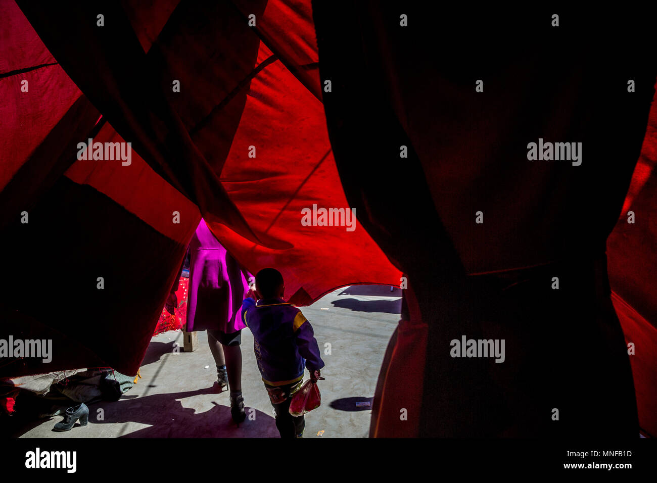Le persone sul mercato locale vicino alla città di Kashgar, Xinjiang Uygur Regione autonoma, Cina Foto Stock