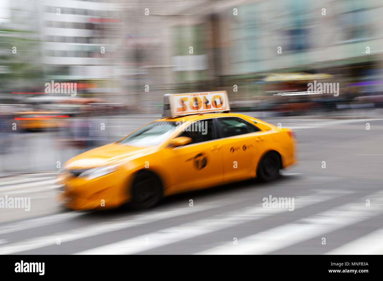New York taxi, motion blur, Fifth Avenue, New York City, Stati Uniti d'America Foto Stock