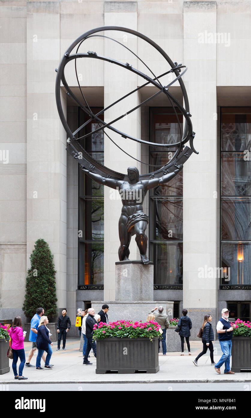 Persone che guardano la statua di Atlas, dallo scultore Lee Lawrie con l aiuto di René Paul Chambellan, il Rockefeller Center, Fifth Avenue, New York c Foto Stock