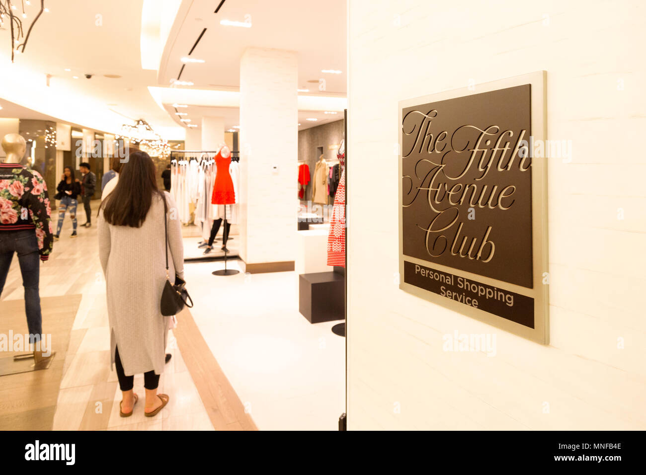 People shopping in Saks Fifth Avenue department store, Fifth Avenue, New York City USA Foto Stock