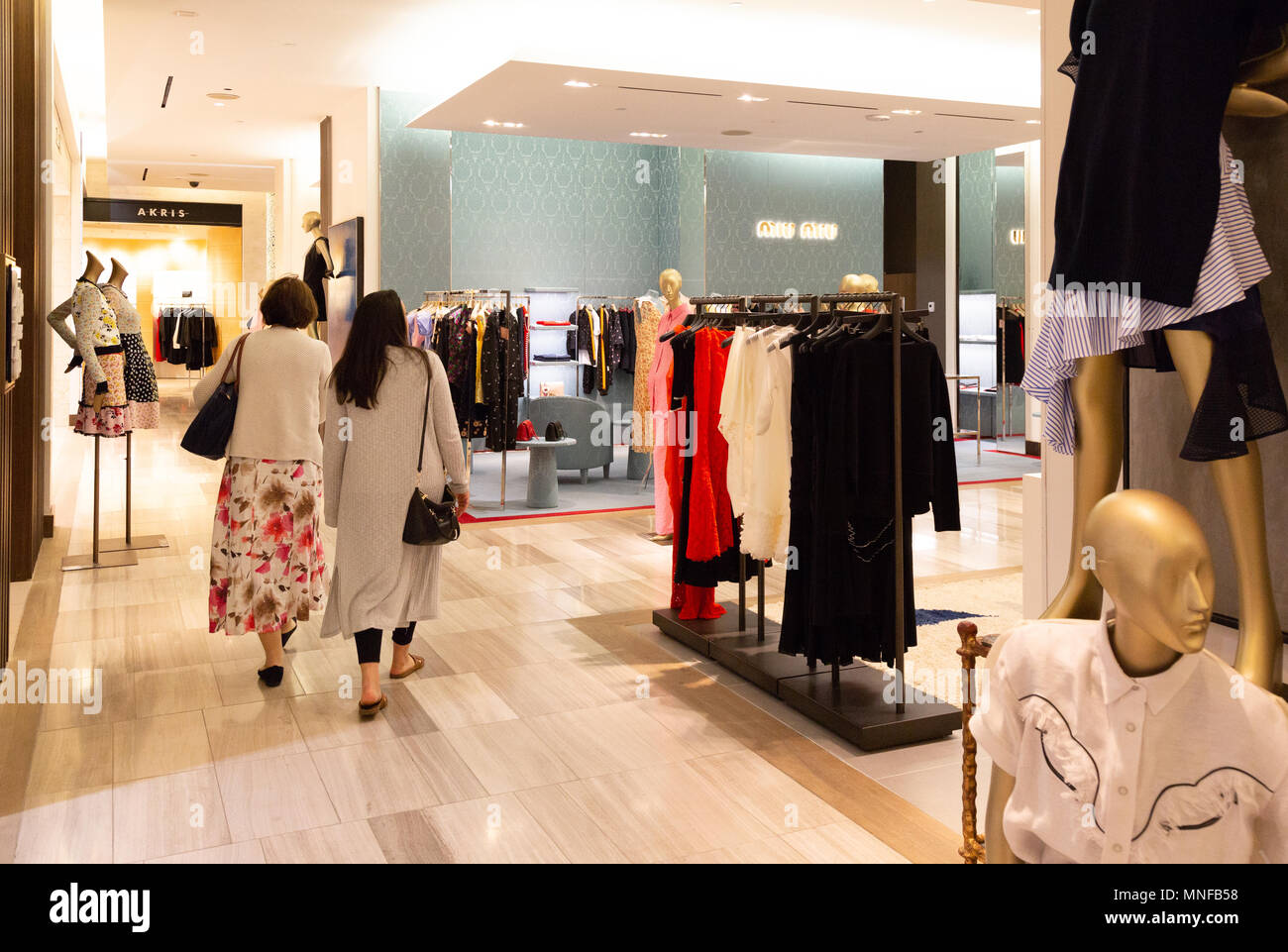 People shopping in Saks Fifth Avenue department store, Fifth Avenue, New York City USA Foto Stock