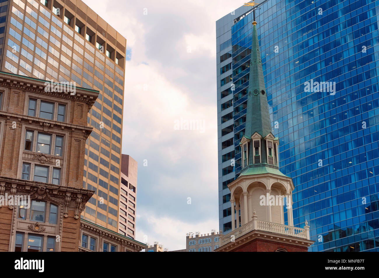 I vecchi, i punti di interesse storico e di stile più nuovo strutture architettoniche è evidente quando si cerca fino a Boston's skyline Foto Stock