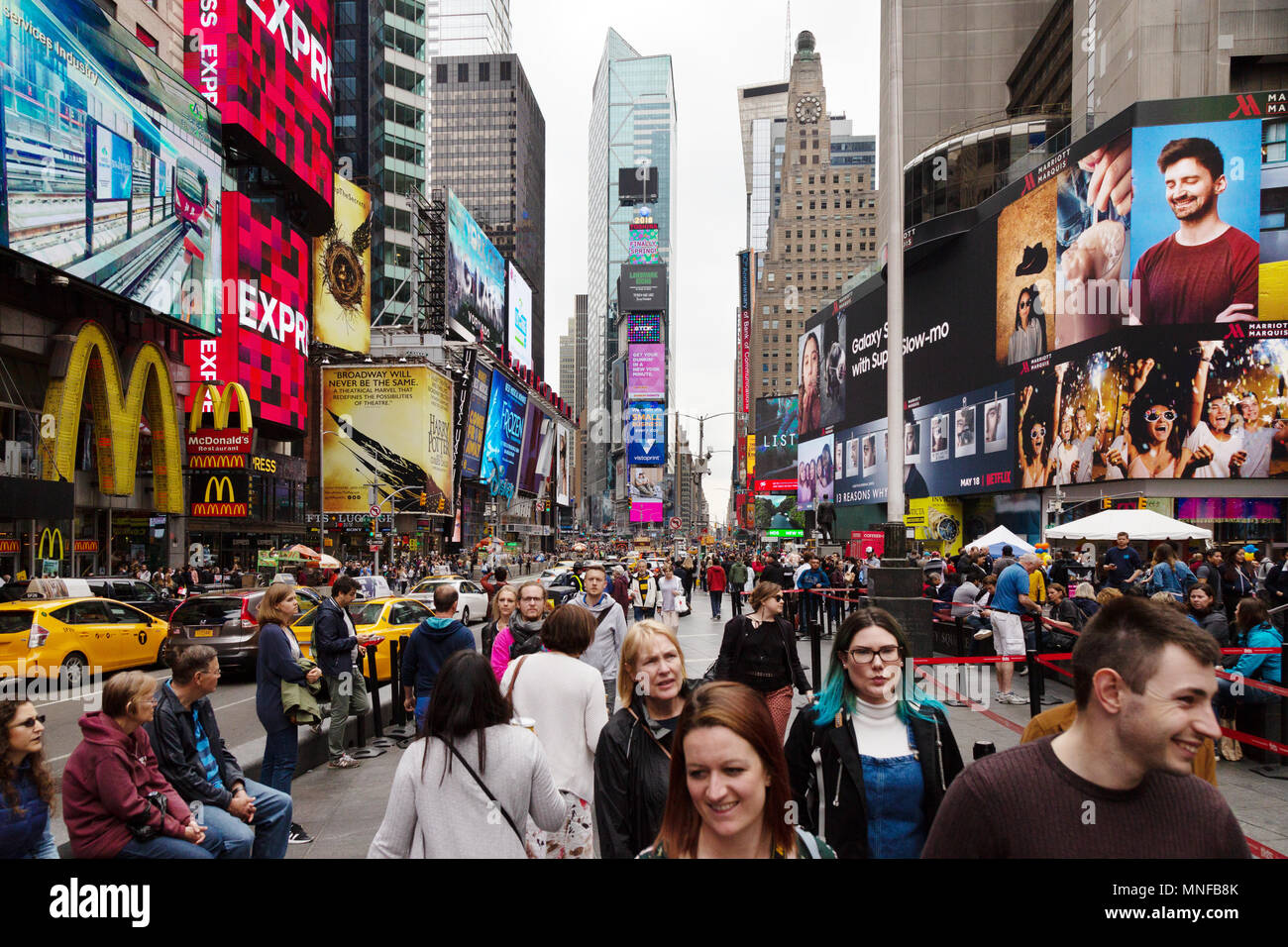 I turisti in Times Square di giorno, New York City USA Foto Stock