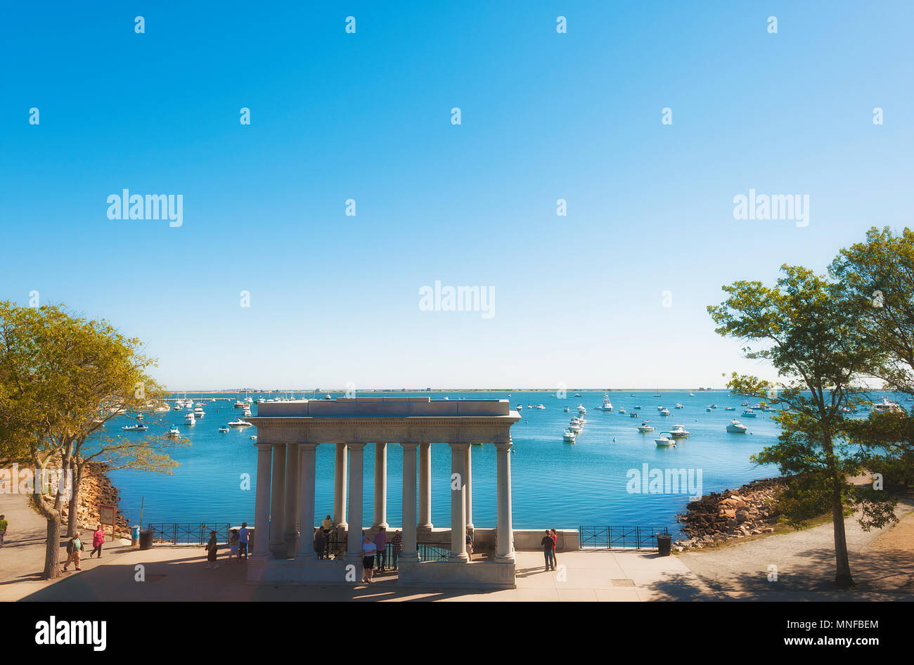 Plymouth, Massachusetts, STATI UNITI D'America - 13 Settembre 2016: Guardando verso il basso nella vista del porto di Plymouth e la Plymouth Rock monumento tettoia. Foto Stock