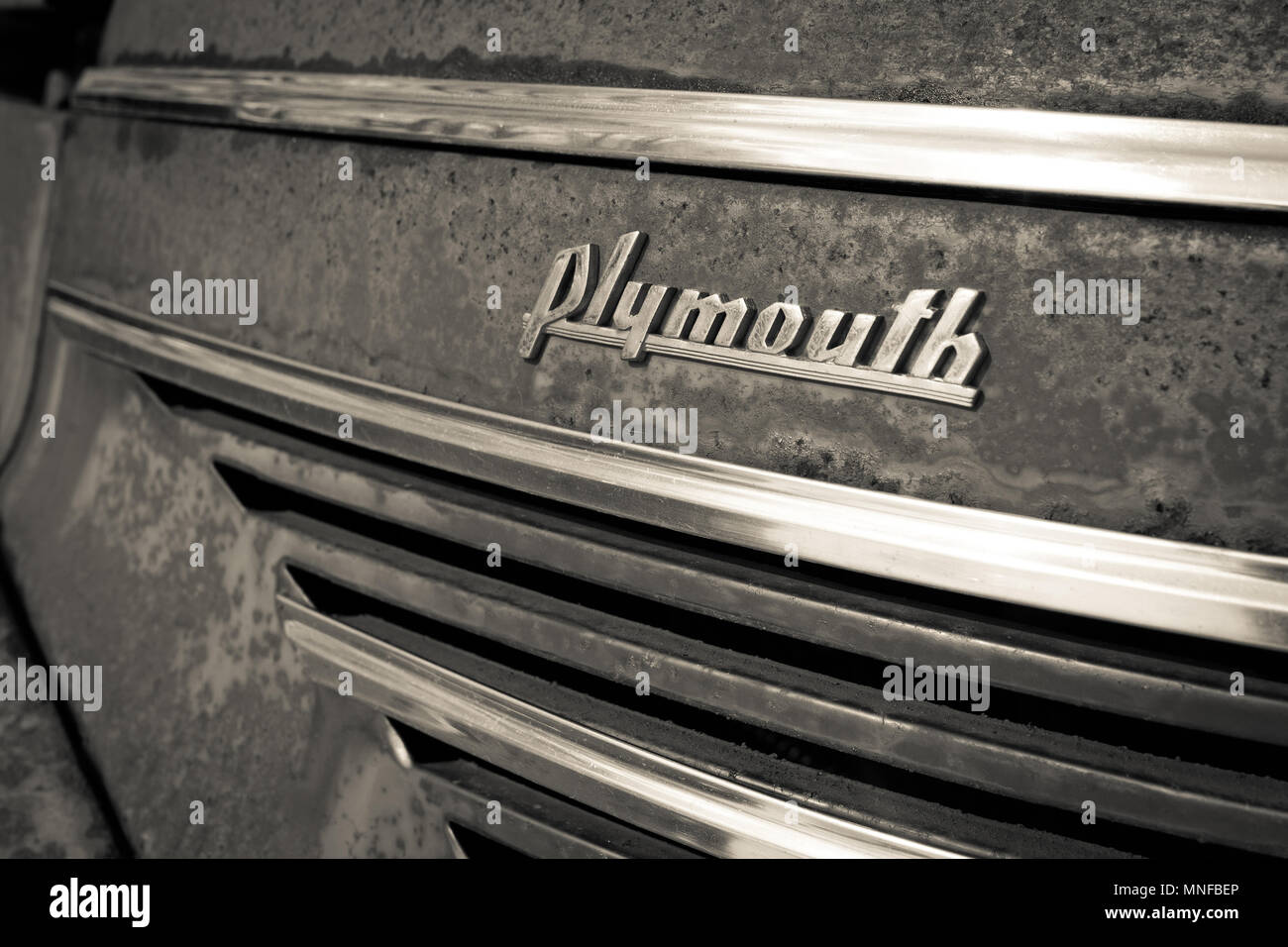 La targhetta di fabbrica su un antico vintage Plymouth auto. Foto Stock