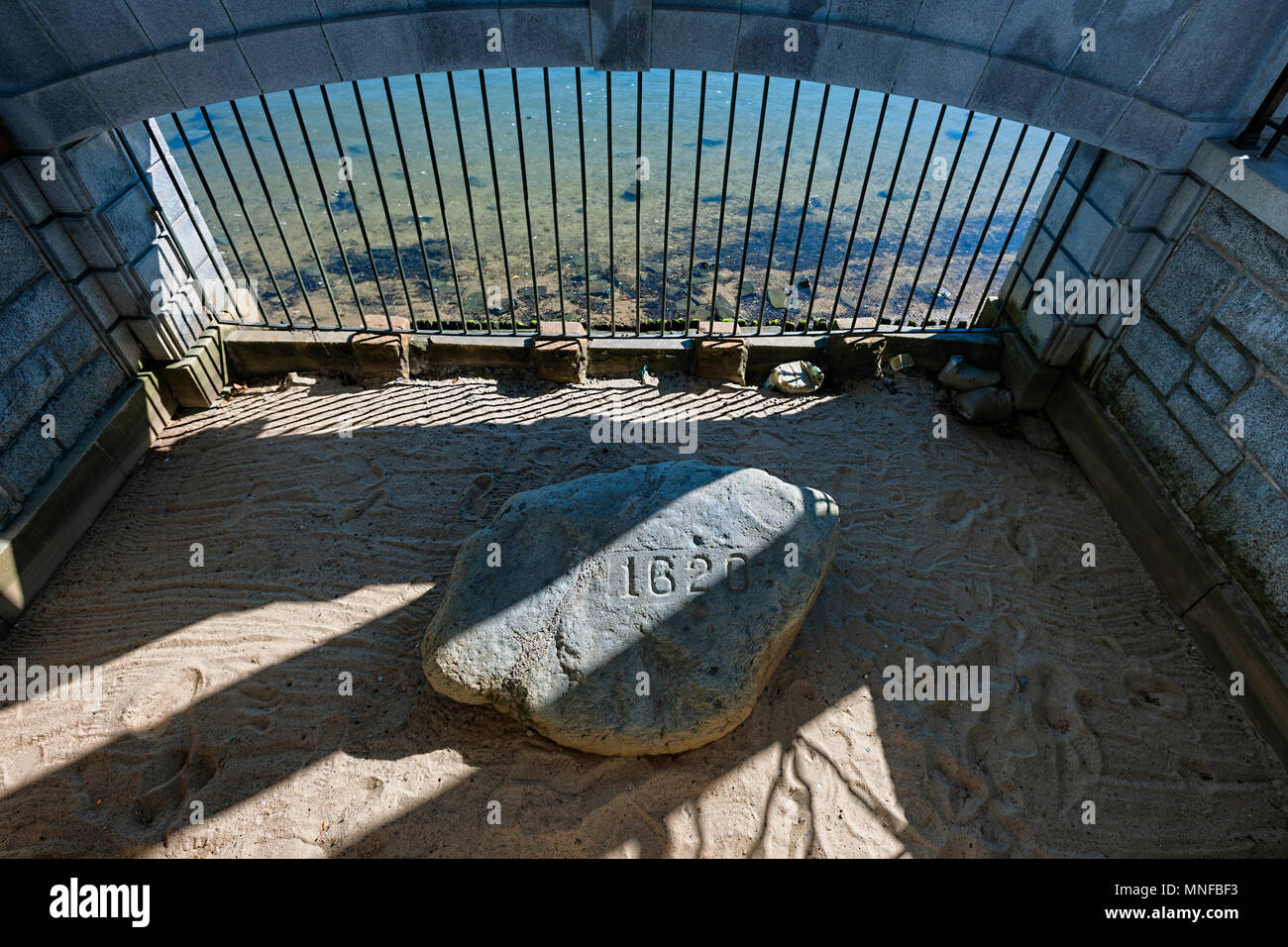 Plymouth, Massachusetts, STATI UNITI D'America - 13 Settembre 2016: Questa roccia ha numerose storie a esso collegati in riferimento al suo significato o la mancanza di, al nostro h Foto Stock