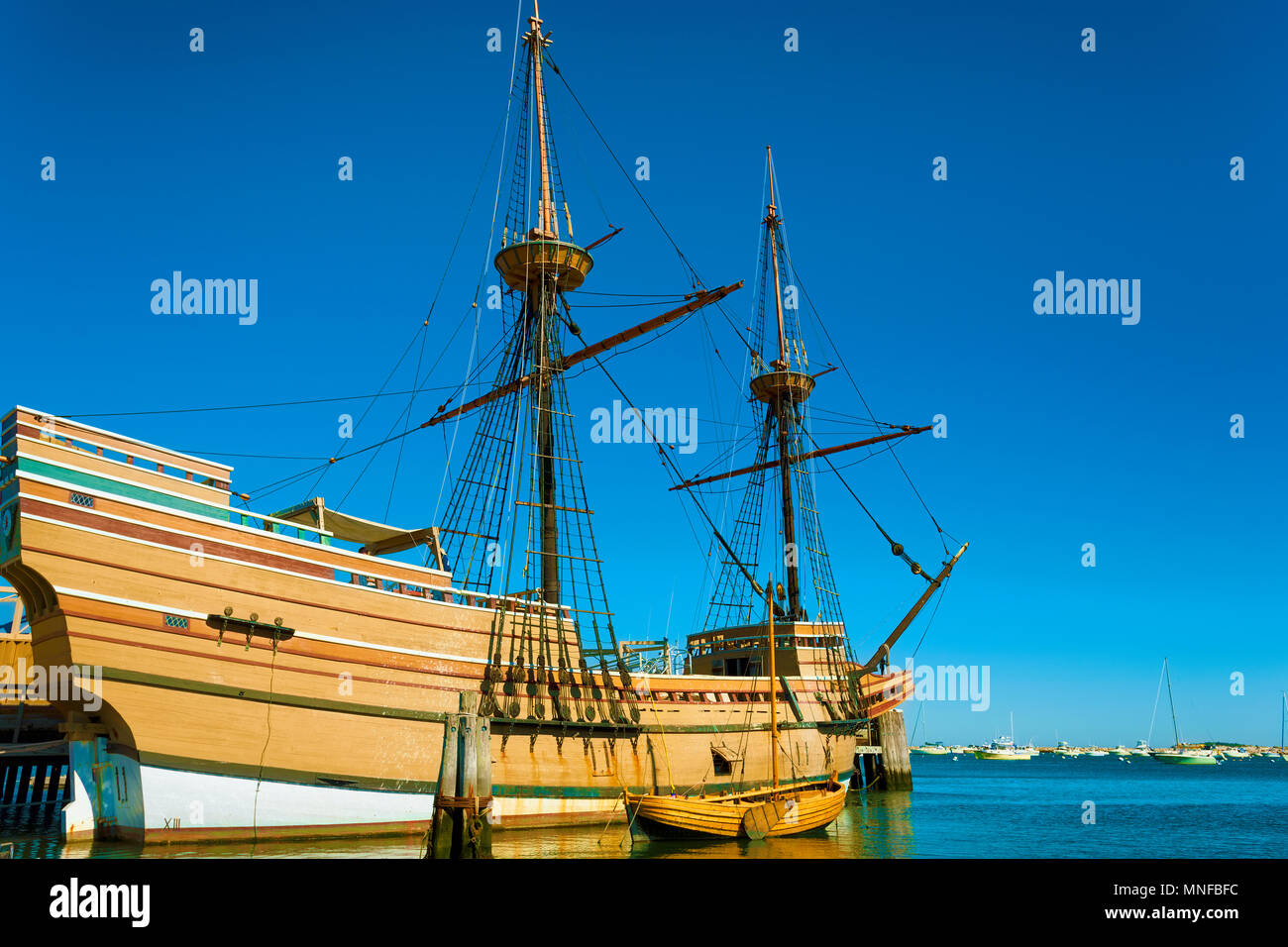 Plymouth, Massachusetts, STATI UNITI D'America - 13 Settembre 2016: Il Mayflower II risiede nel porto, una replica del xvii secolo Mayflower e gommoni. Foto Stock