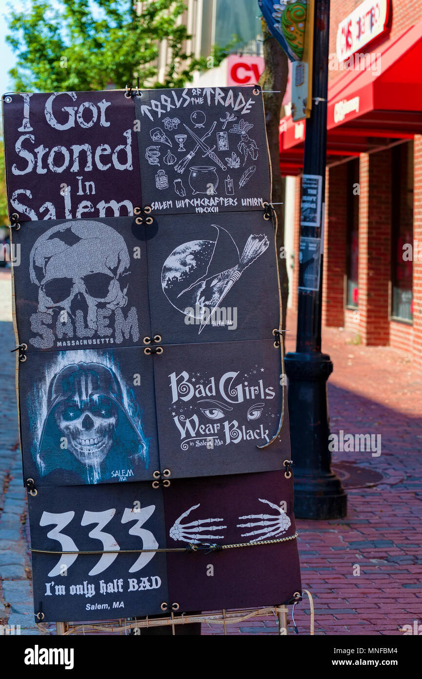 Salem, Massachusetts, STATI UNITI D'America - 14 Settembre 2016: comico Street Poster Board con vari manifesti del sinistro tipo nel centro cittadino di Salem, Massachusettes Foto Stock