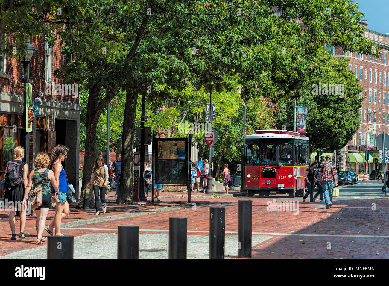 Salem, Massachusetts, STATI UNITI D'America - 14 Settembre 2016: Downtown Salem Massachusetts a piedi pedoni, prevalentemente turistica e un trolley bus offre giostre. Foto Stock