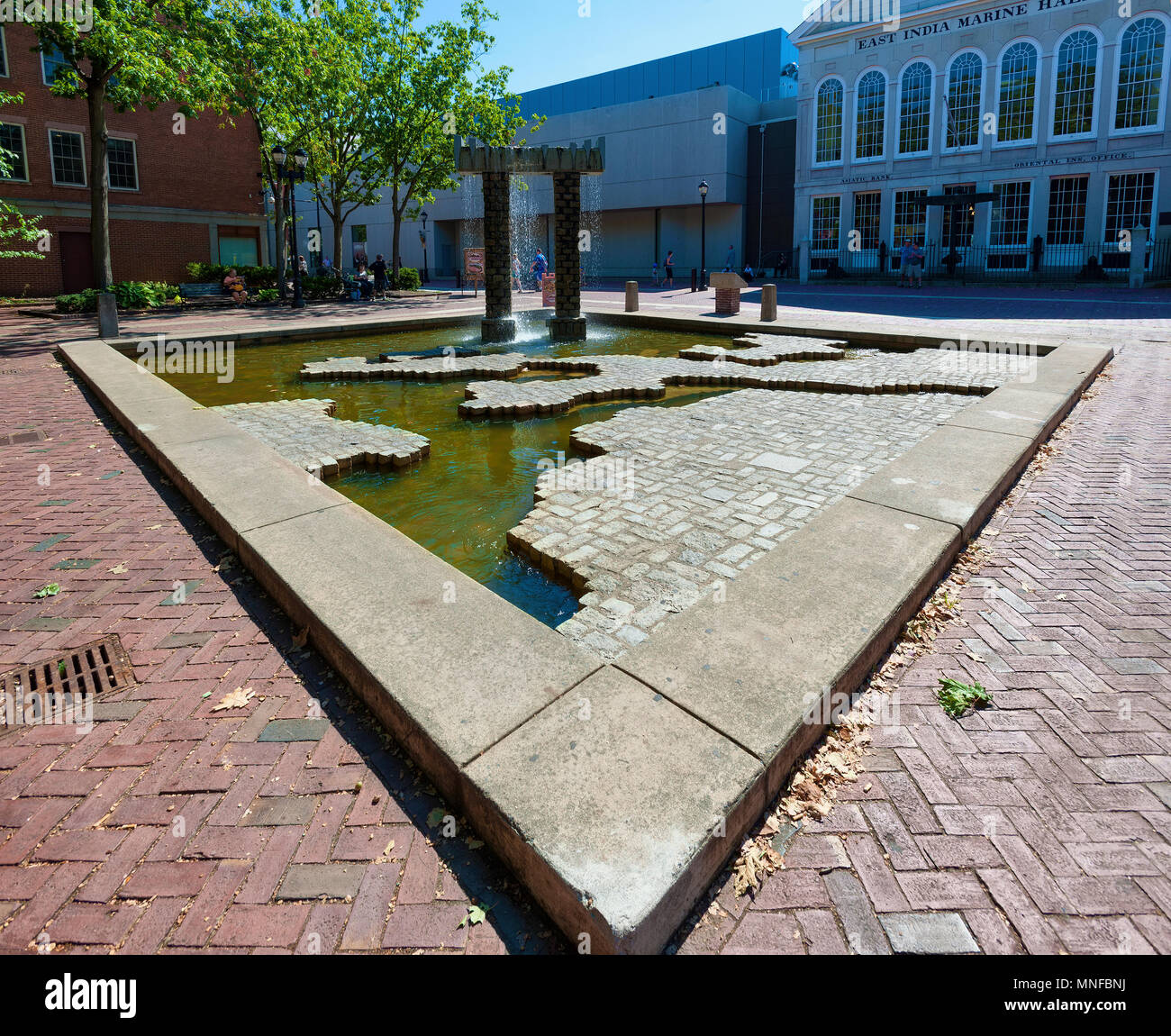 Salem, Massachusetts, STATI UNITI D'America - 14 Settembre 2016: una fontana che mostra la crescita di Salem attraverso il suo commercio marittimo con l'Asia. Si siede di fronte fro Foto Stock