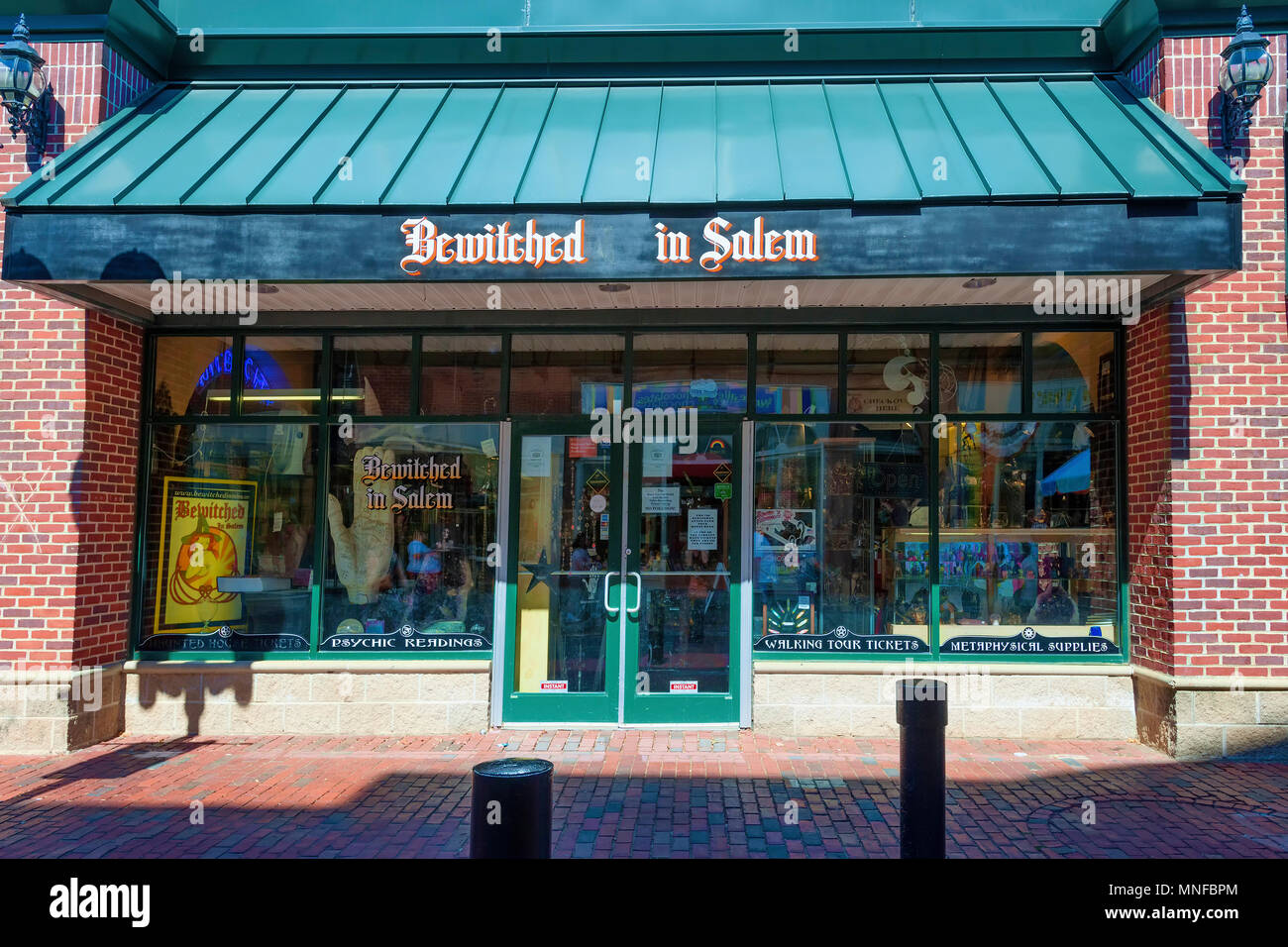 Salem, Massachusetts, STATI UNITI D'America - 14 Settembre 2016: Novelity shop "stregato in Salem' uno dei molti nel famoso centro storico di Salem, Massachusetts. Foto Stock