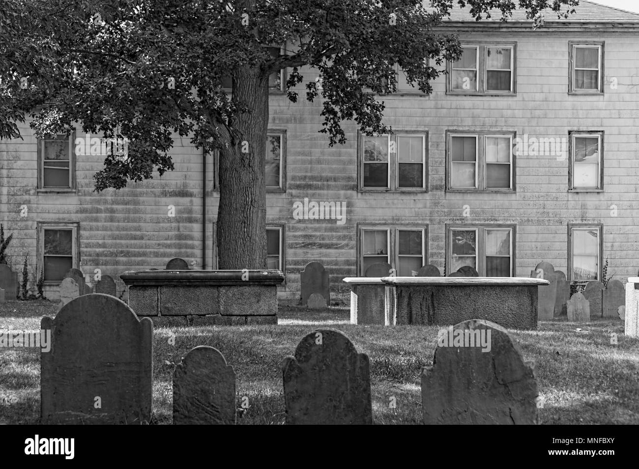 Salem, Massachusetts, STATI UNITI D'America - 14 Settembre 2016: il punto di seppellimento cimitero, nota anche come carta via cimitero, risale almeno al 1637. Un periodo di riposo Foto Stock