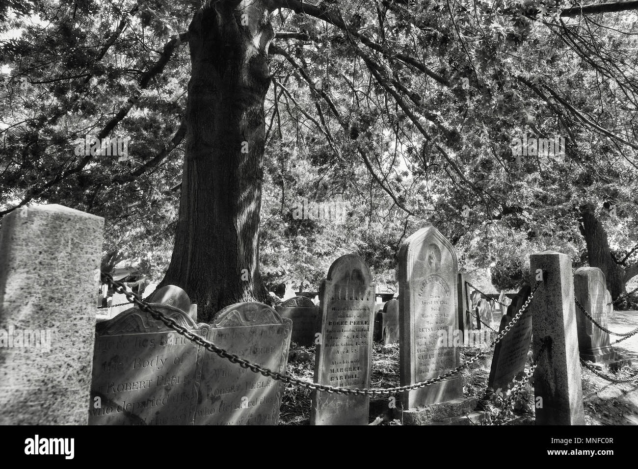 Salem, Massachusetts, STATI UNITI D'America - 14 Settembre 2016: il punto di seppellimento cimitero, nota anche come carta via cimitero, risale almeno al 1637. Un periodo di riposo Foto Stock