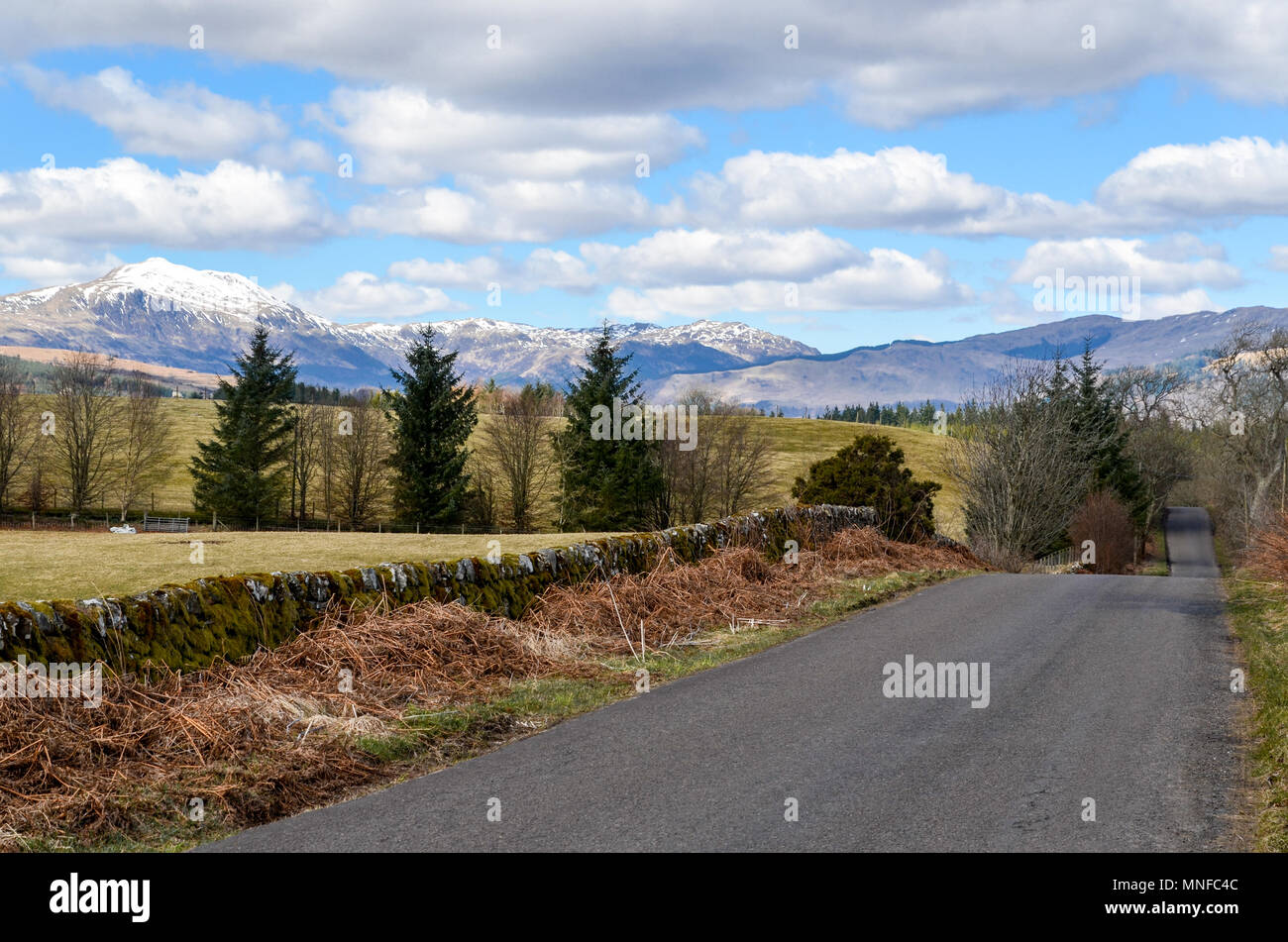 Paesaggio scozzese attorno a Loch Venachar e Loch Katrine (Loch Lomond e il Trossachs National Park) Foto Stock