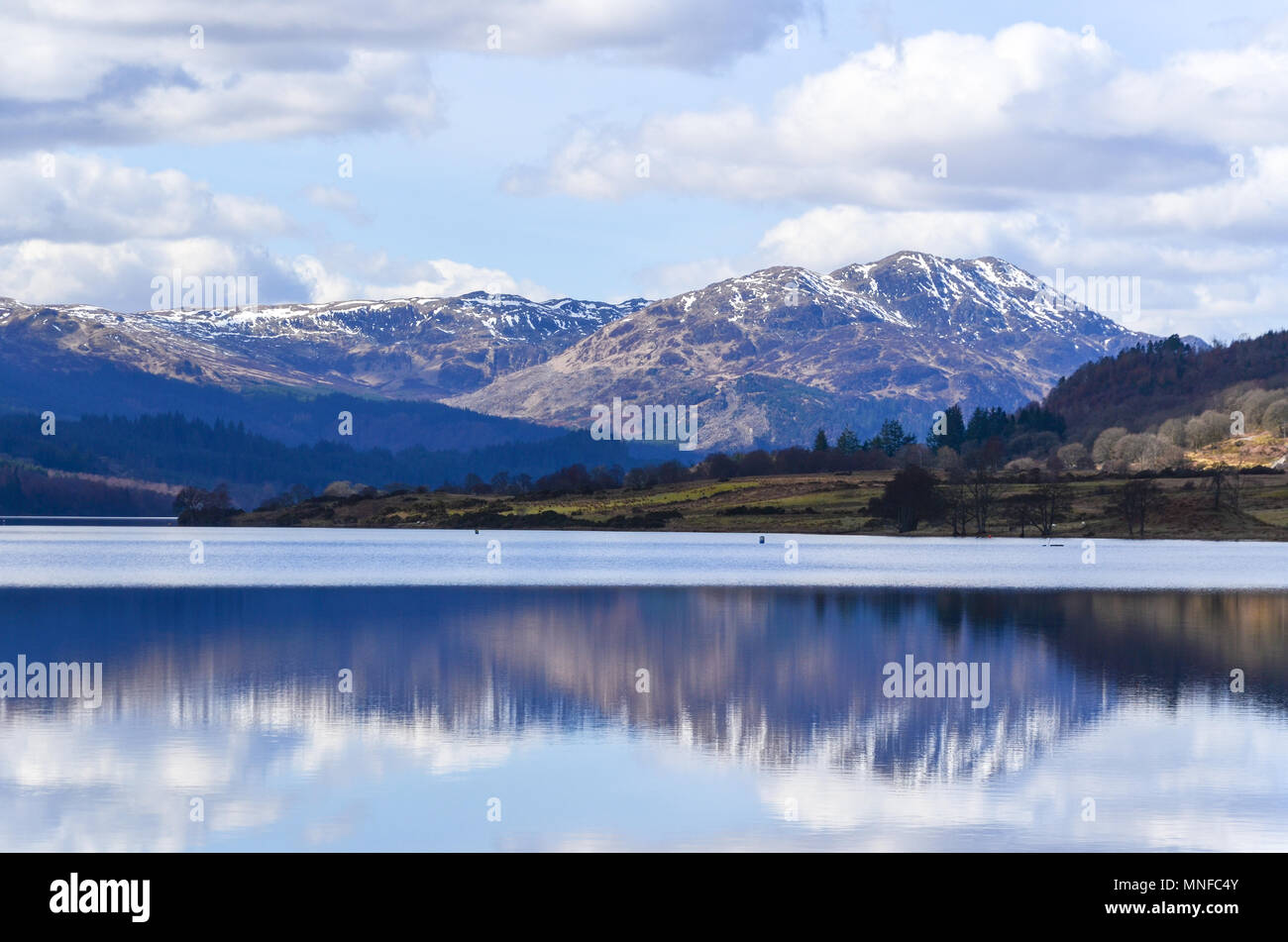 Paesaggio scozzese attorno a Loch Venachar e Loch Katrine (Loch Lomond e il Trossachs National Park) Foto Stock
