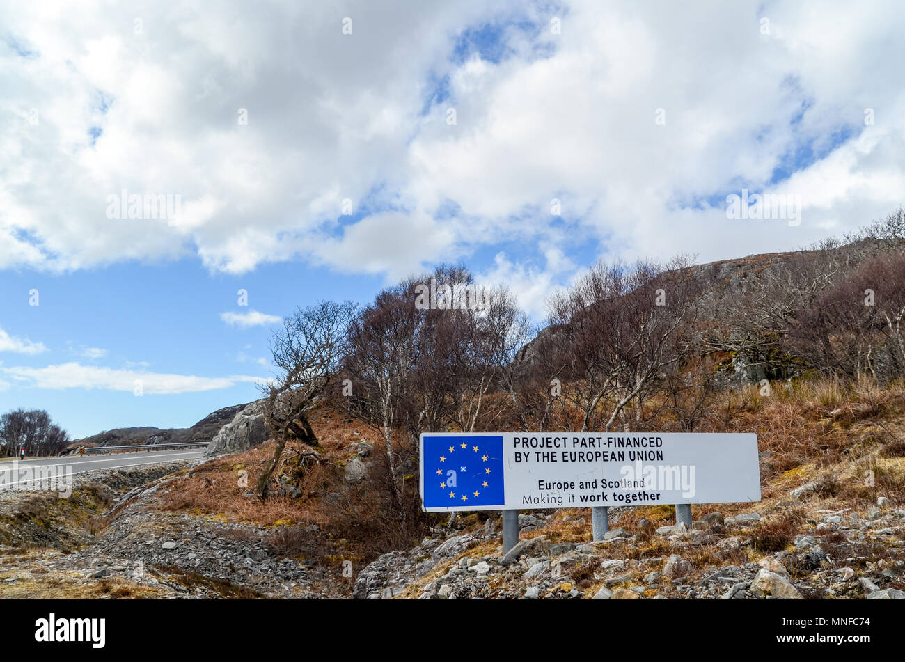 "L'Europa e la Scozia' : cartello stradale in Highland, Scozia (Mallaig), evidenziando la cooperazione tra la Scozia e l'Unione europea Foto Stock