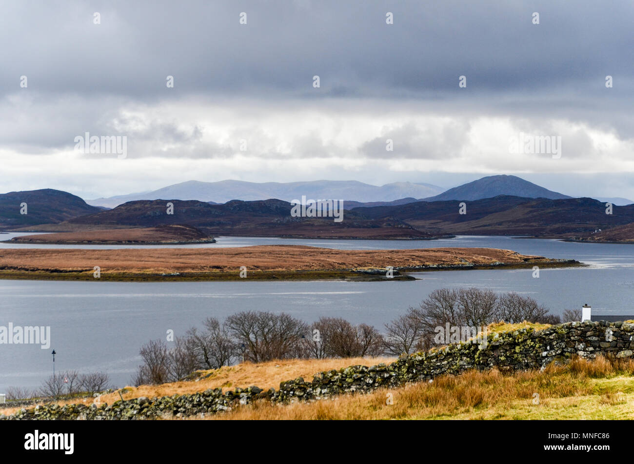 Paesaggio nelle Ebridi Esterne nei pressi di Callanish. La popolazione locale chiama la sua "bellezza dormiente" in inglese o "Cailleach na Mointeach' in gaelico. Foto Stock