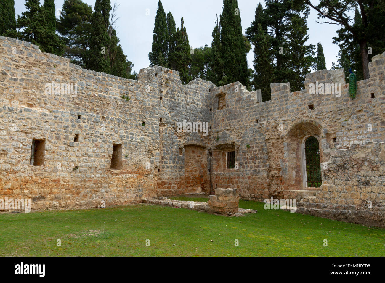 La torre, parte del distrutto chiostri all'interno dell'ex monastero benedettino sull isola di Lokrum, nel Mare Adriatico off Dubrovnik, Croazia. Foto Stock