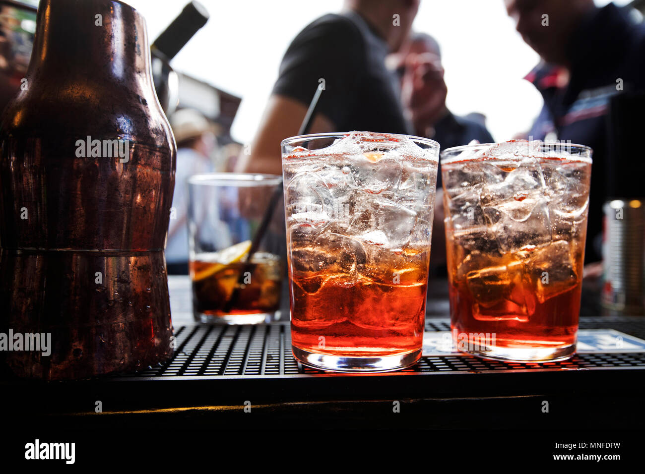 Primo piano di un banco di bar, due bicchieri di spritz cocktail dal barista punto di vista Foto Stock