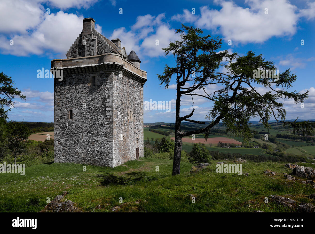 Fatlips castello che si trova sopra il fiume Teviot nei confini Scozzesi nei pressi del villaggio di Denholm Foto Stock